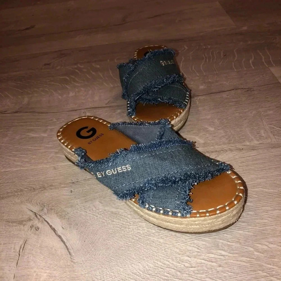 Guess -women’s slides - Jean material on top sz 7 - Picture 3 of 5
